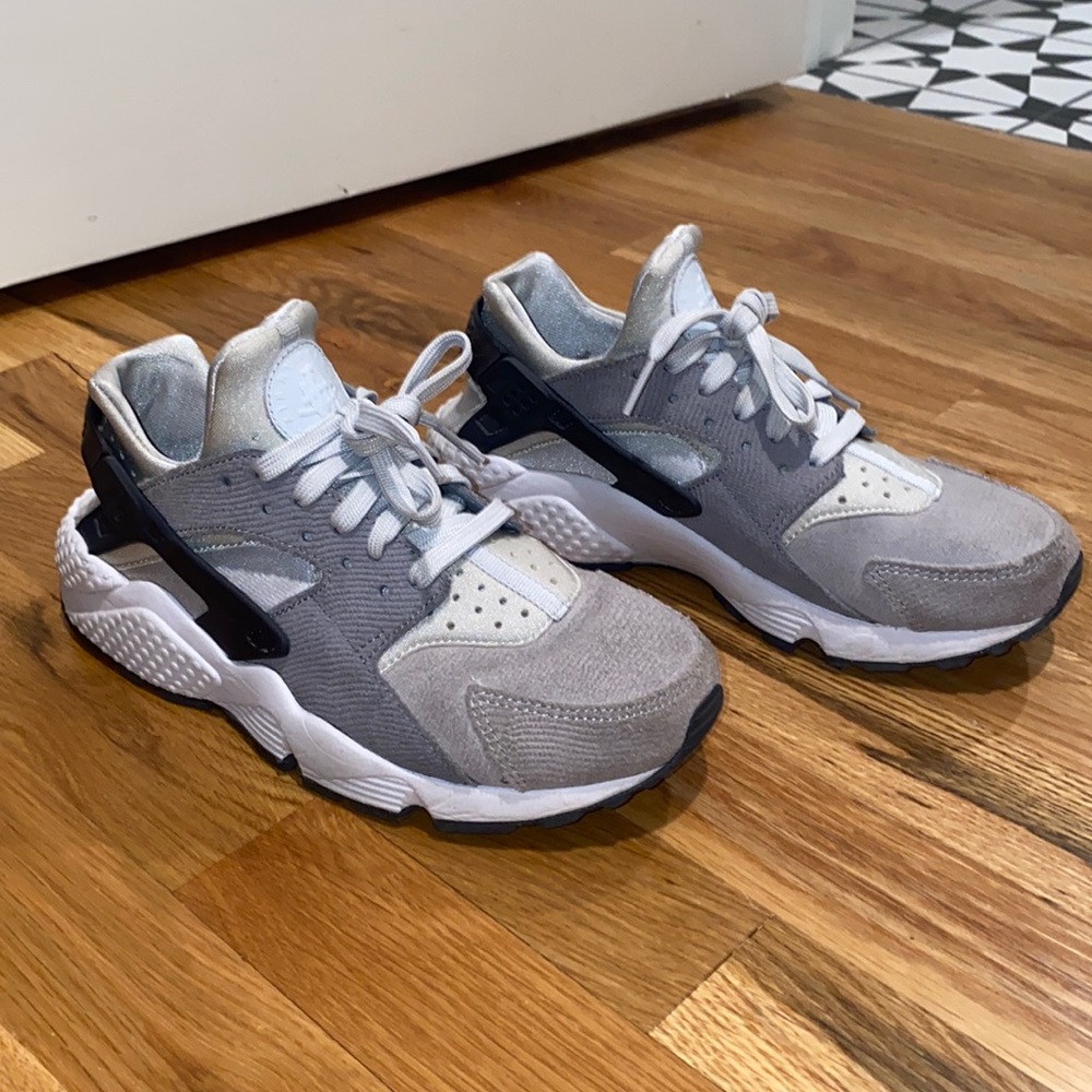NIKE Womens Huarache Shoes
